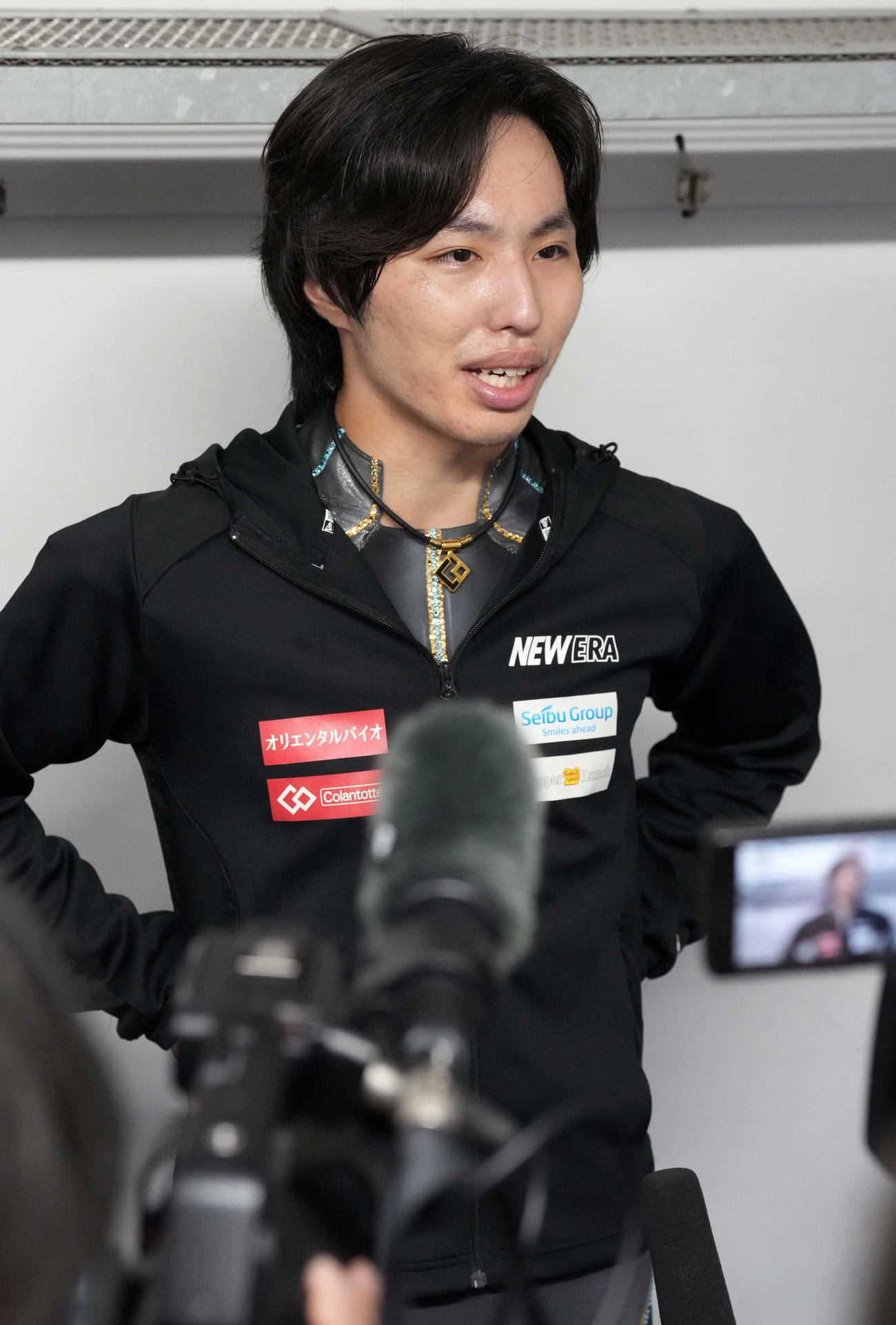 シニア男子SP　演技後、インタビューに応じる三浦（撮影・小島史椰）