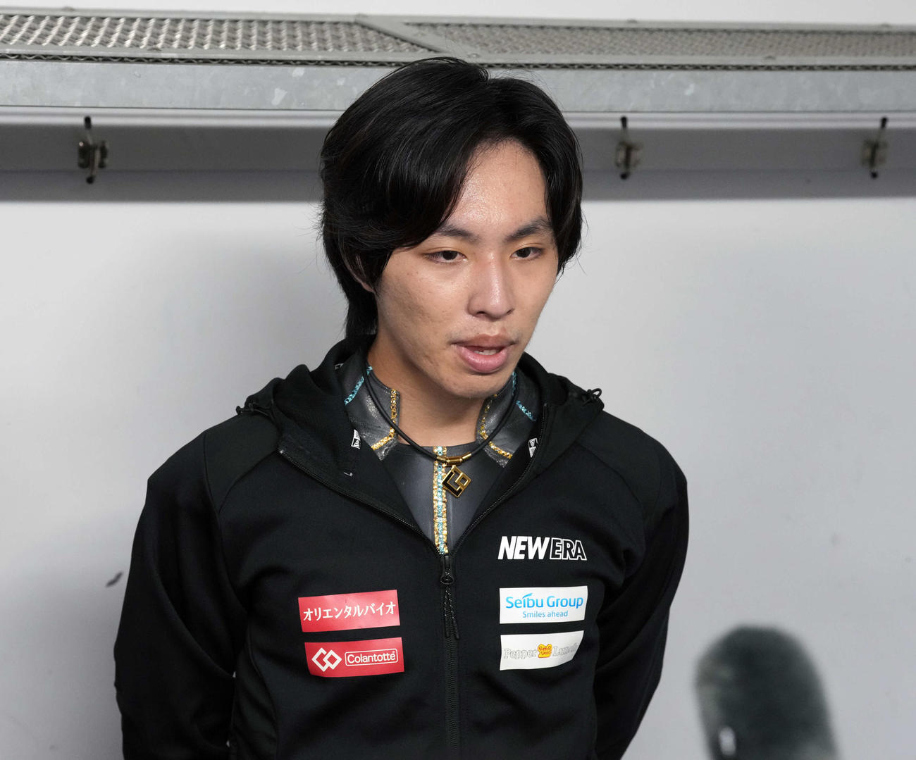 シニア男子SP　演技後、インタビューに応じる三浦（撮影・小島史椰）
