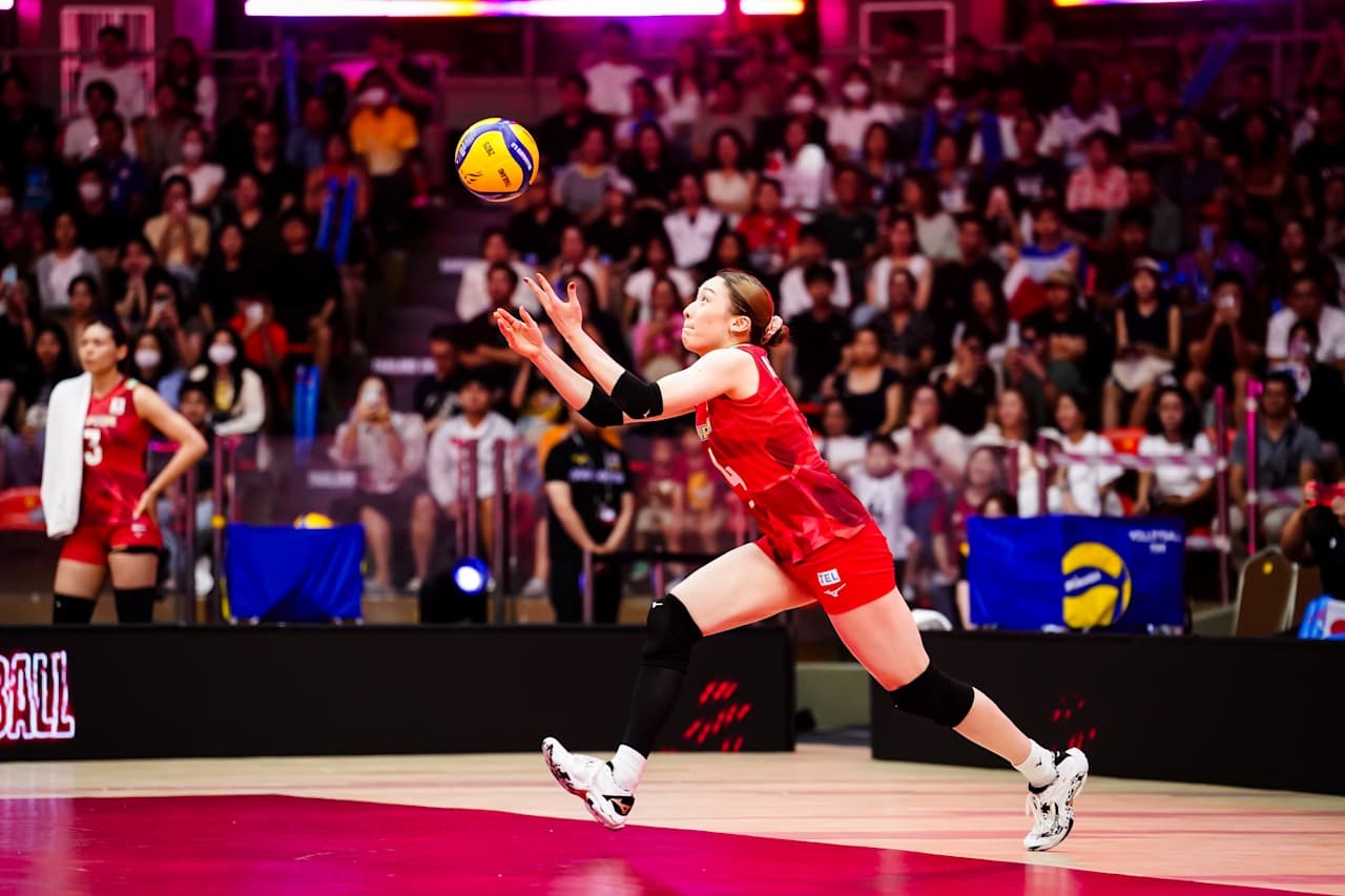 サーブに臨む石川真佑（C）FIVB