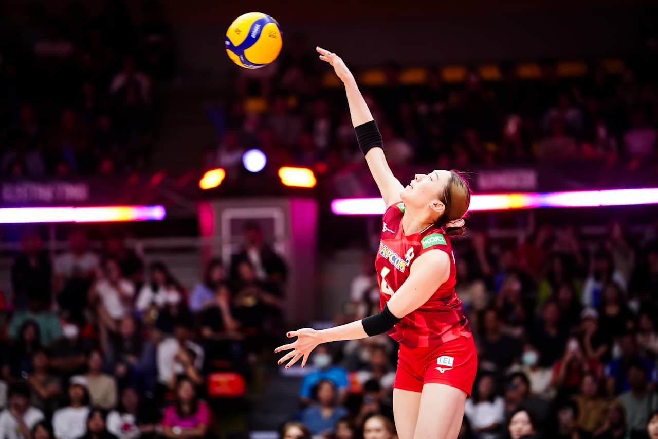 スパイクを打つ石川真佑（C）FIVB