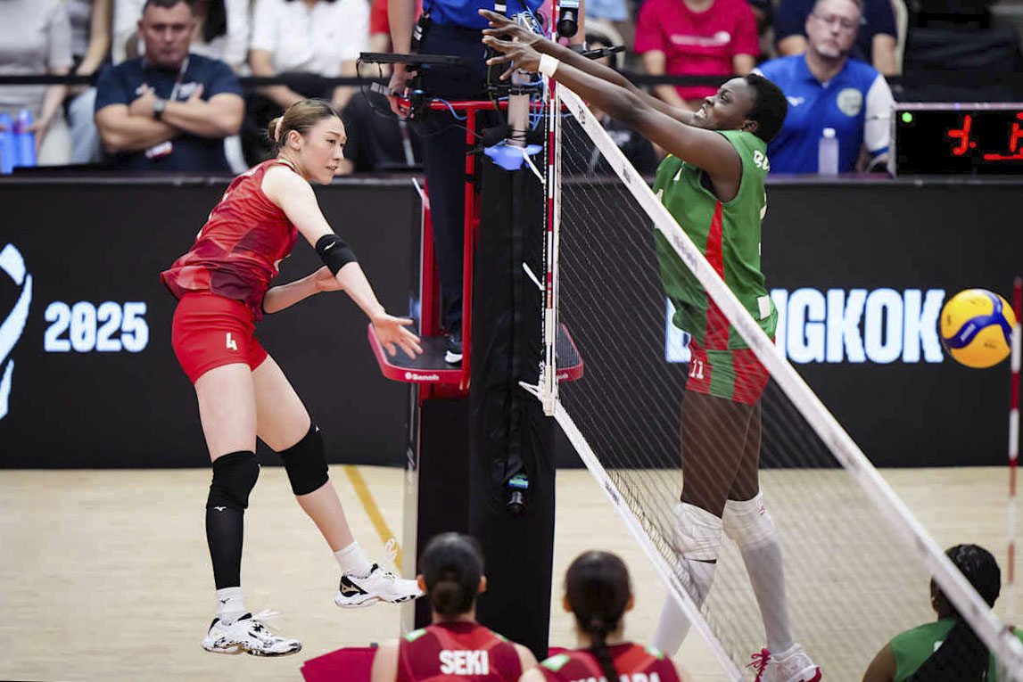 1次リーグのカメルーン戦でスパイクを放つ石川（左）＝バンコク（Volleyball　World提供・共同）