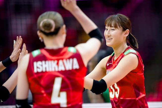 1次リーグのカメルーン戦に出場した秋本（右）＝バンコク（Volleyball　World提供・共同）