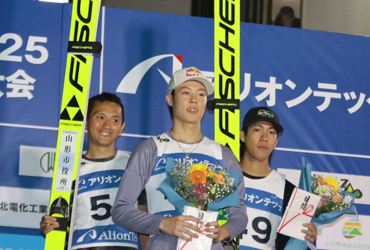 4連覇を達成した小林陵（中央）。左は2位内藤、右は3位二階堂（撮影・保坂果那）