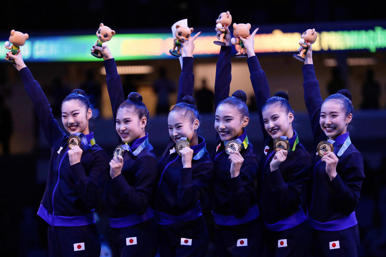 新体操世界選手権　団体総合で金メダルを獲得した日本代表（AP）