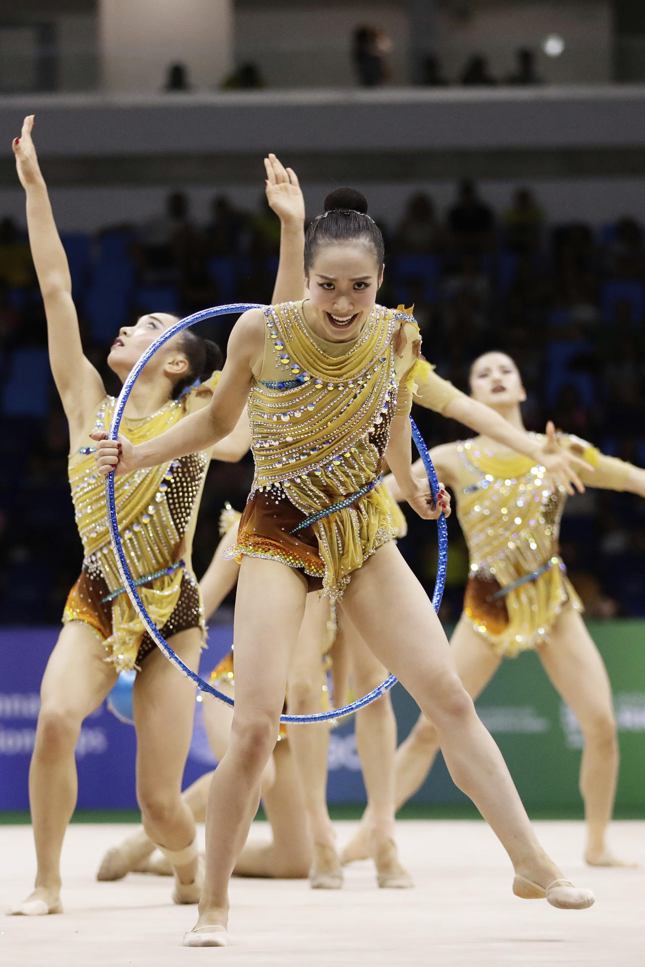 新体操世界選手権　団体総合「ボール・フープ」の演技を見せる日本代表（AP）