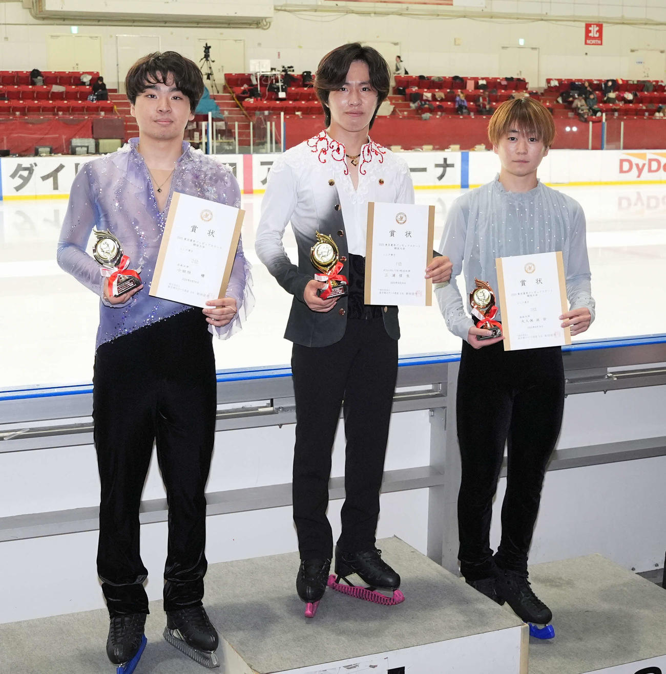 シニア男子F　表彰式で笑顔をみせる優勝の三浦（中央）、2位の小田垣（左）、3位の大久保（撮影・小島史椰）
