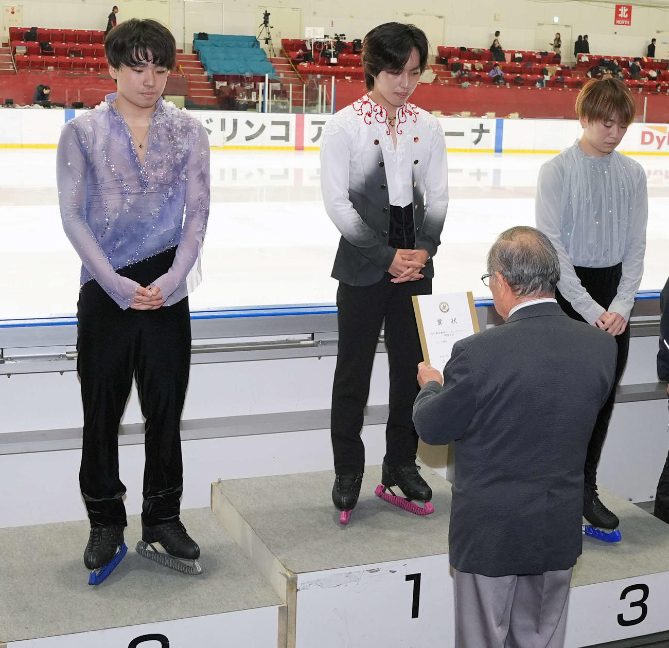 シニア男子F　表彰式で表彰される優勝の三浦（中央）、2位の小田垣（左）、3位の大久保（撮影・小島史椰）