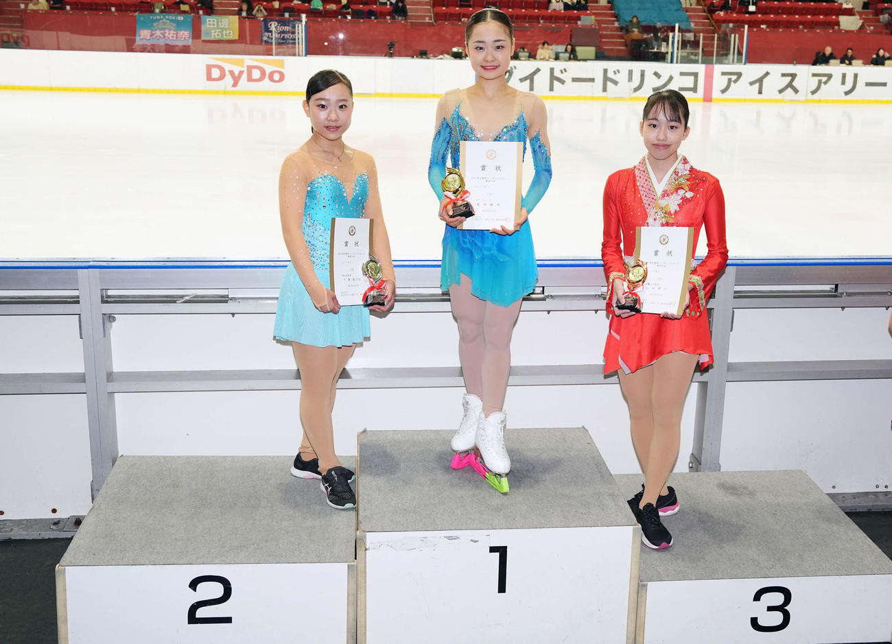 ジュニア女子　表彰式で笑顔をみせる優勝の島田（中央）、左は2位の千葉、右は3位の八田（撮影・小島史椰）