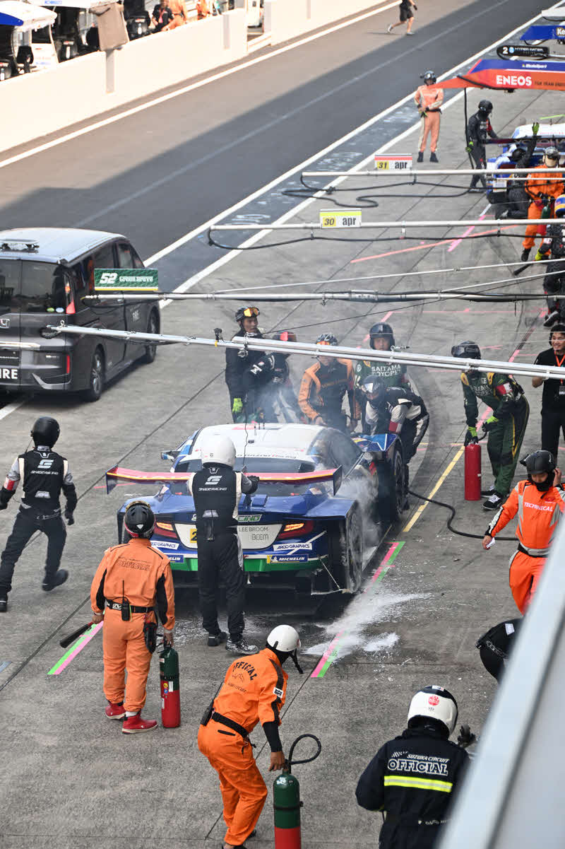 決勝前の練習走行終了直後、ピットで出火した20号車（撮影・大津賢一）