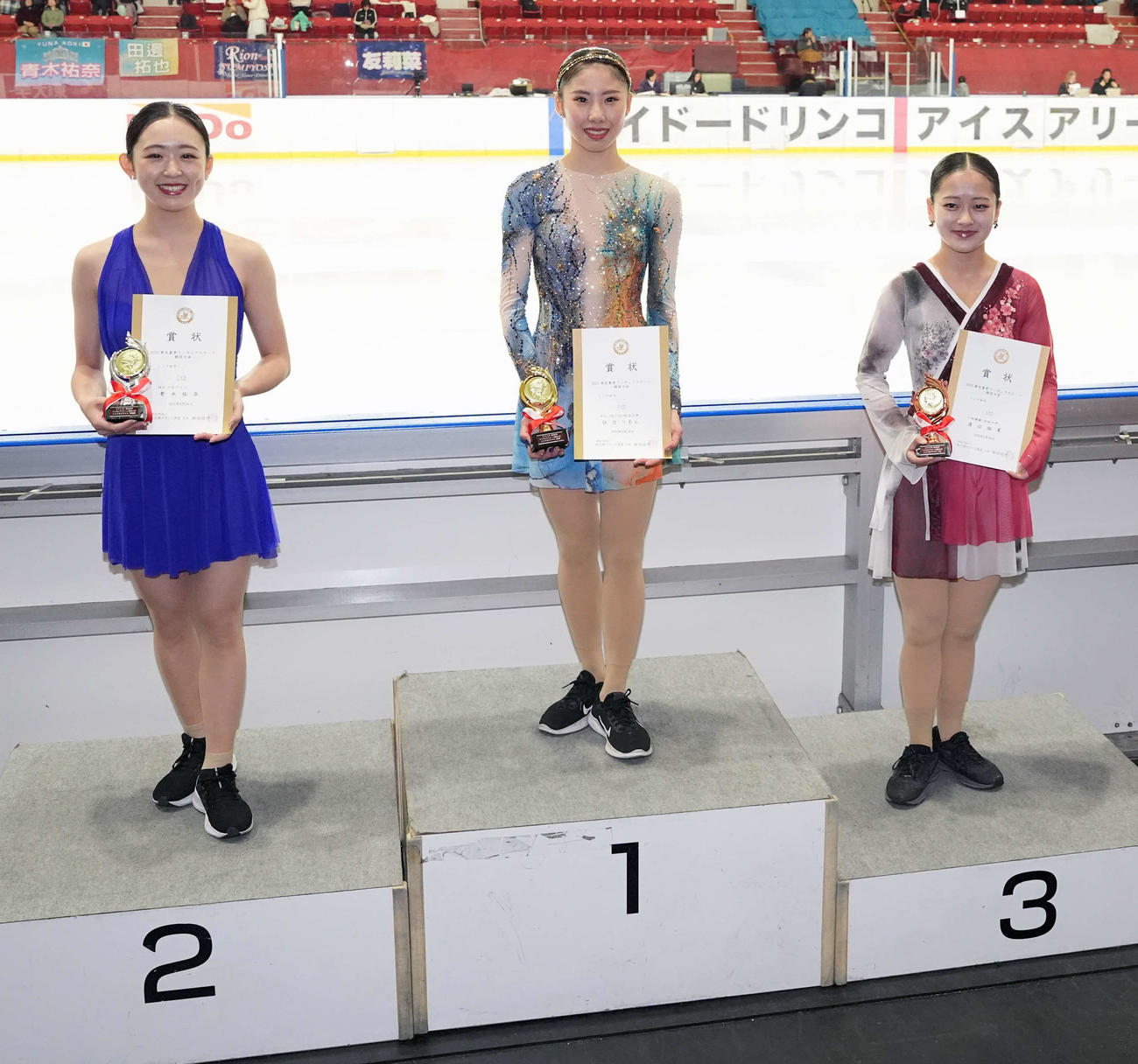 シニア女子　表彰式で笑顔をみせる優勝の住吉（中央）、左は2位の青木、右は3位の渡辺（撮影・小島史椰）