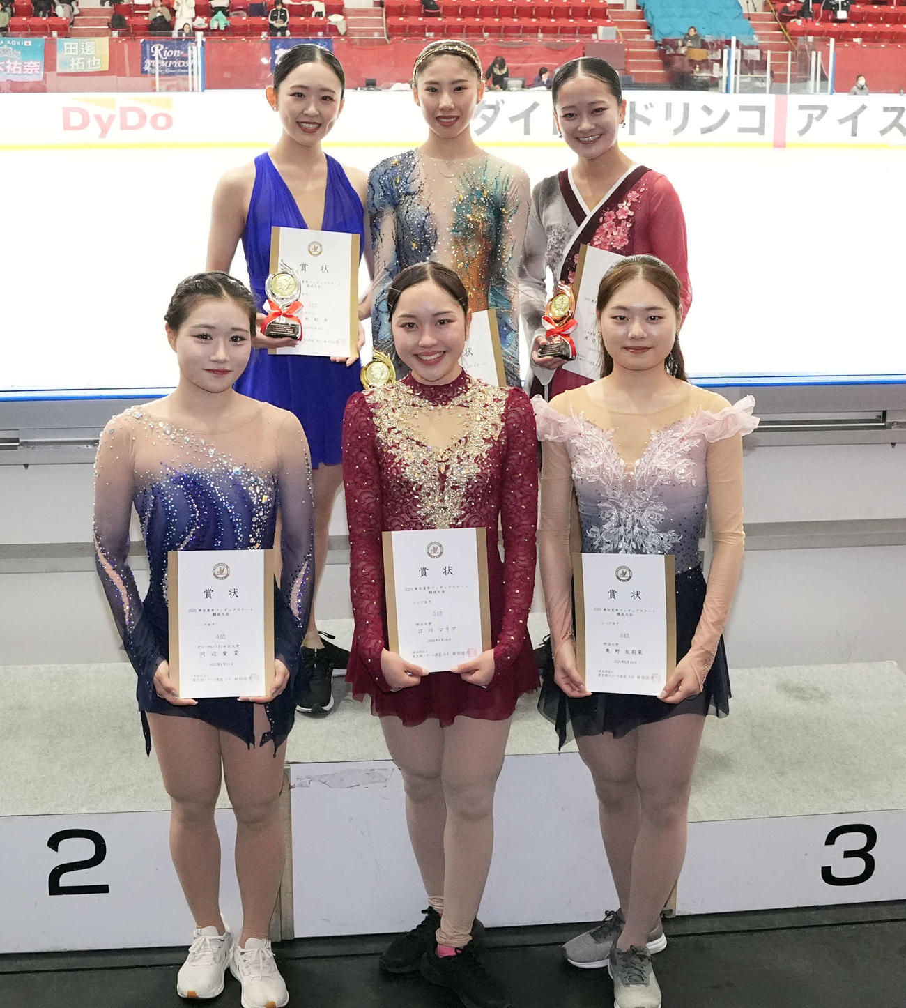シニア女子　表彰式で笑顔をみせる、前列左から河辺、江川、奥野、後列左から青木、住吉、渡辺（撮影・小島史椰）