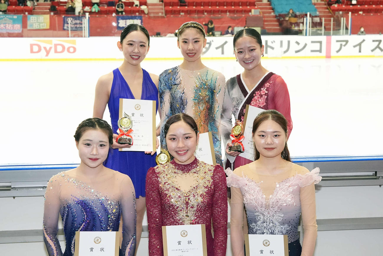 シニア女子　表彰式で笑顔をみせる、前列左から河辺、江川、奥野、後列左から青木、住吉、渡辺（撮影・小島史椰）