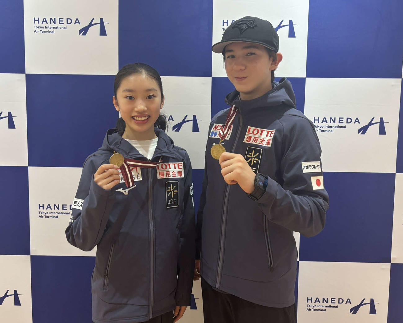 ジュニアGPシリーズ第1戦ラトビア大会の金メダルを手に、笑顔を見せる岡田芽依（左）と中田璃士（撮影・勝部晃多）