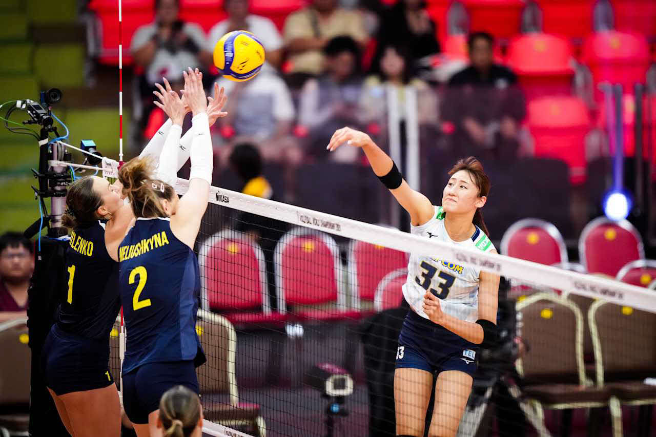 スパイクを打つ秋本美空（C）FIVB　　　　　　　　　　