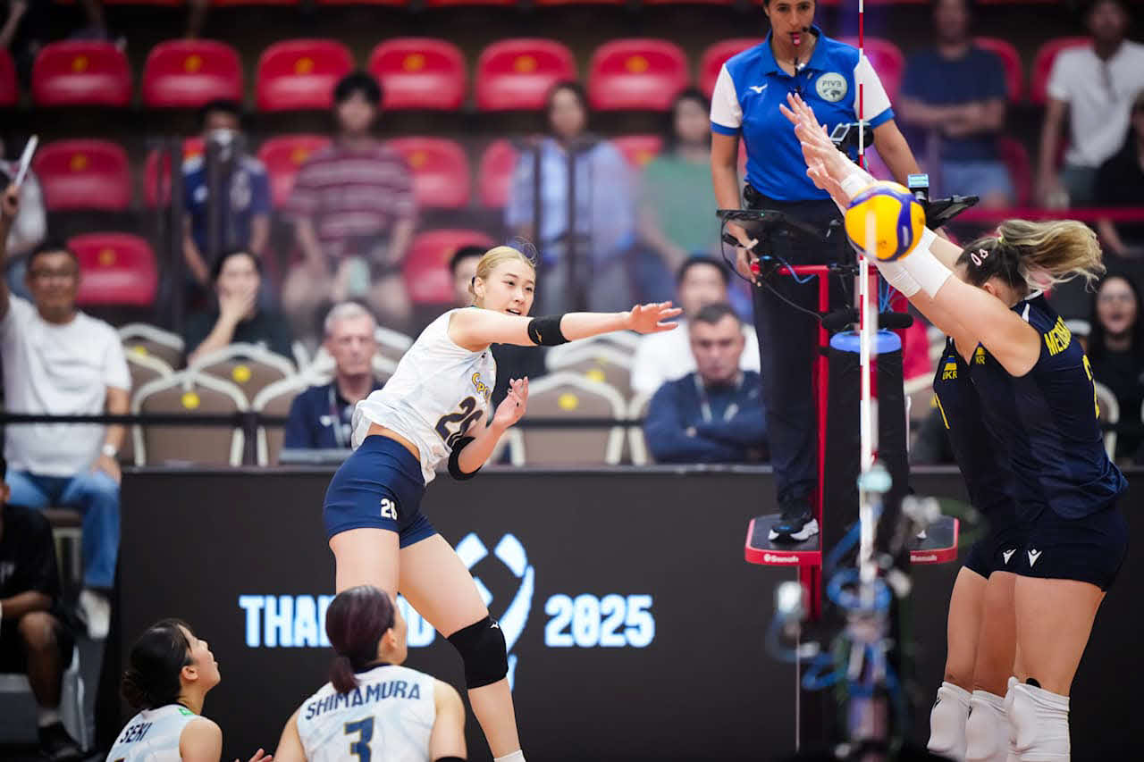スパイクを打つ佐藤淑乃（（C）FIVB）　　　　　　　　