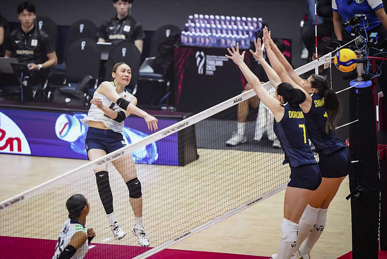 ウクライナ戦でスパイクを放つ石川（Volleyball　World提供）