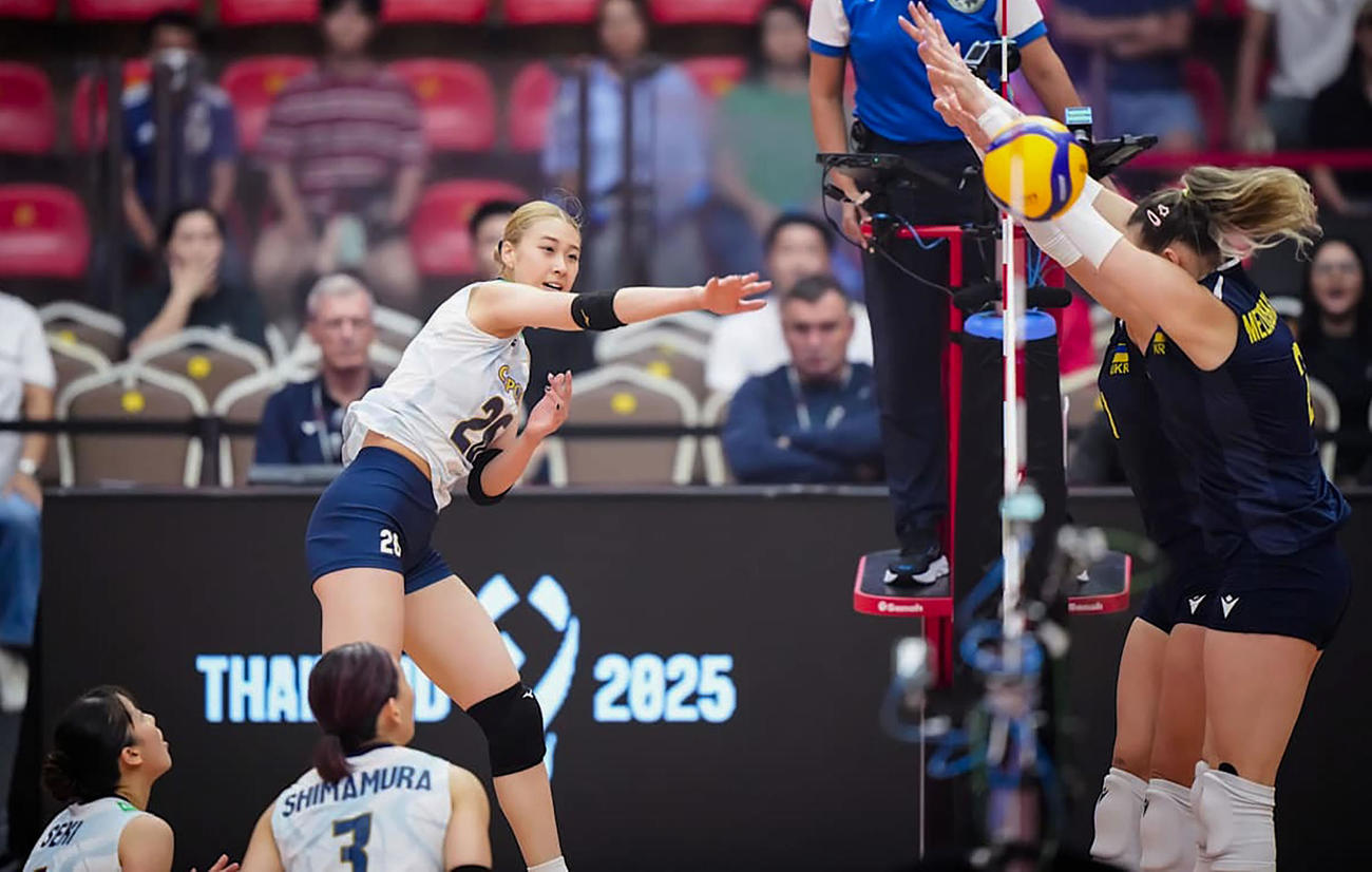 ウクライナ戦でスパイクを放つ佐藤（Volleyball　World提供）