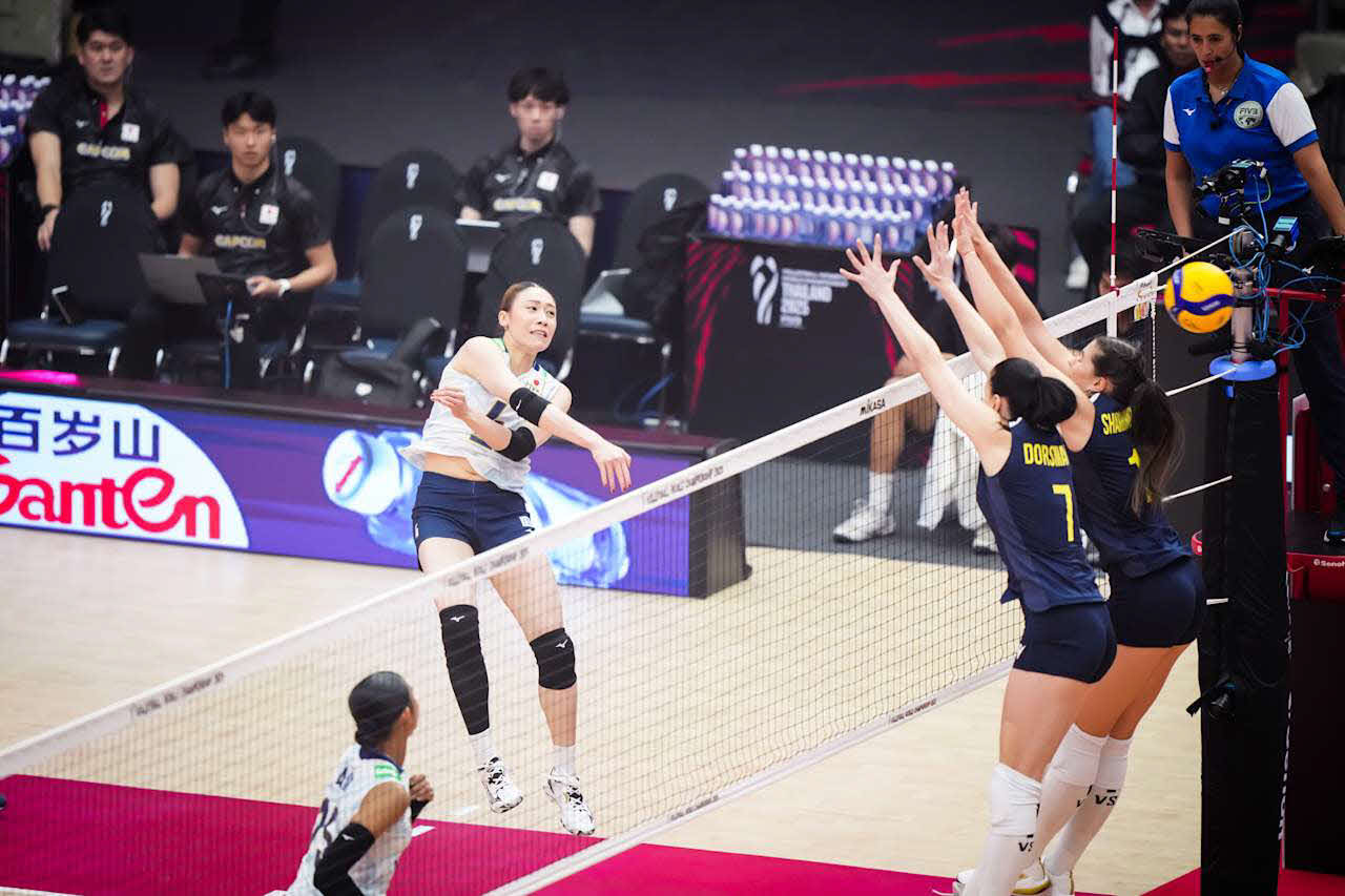 スパイクを打つ石川真佑（C）FIVB　　　　　　　　　　