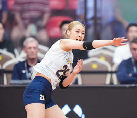 ウクライナ戦でスパイクを打つ佐藤淑乃（C）FIVB