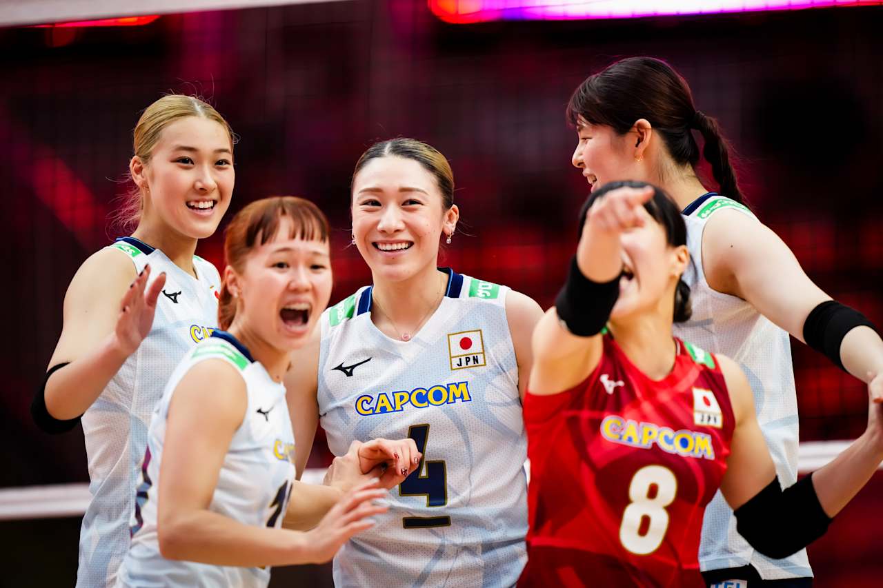 世界選手権1次リーグウクライナ戦で喜ぶ（左から）佐藤淑乃、岩沢実育、石川真佑、福留慧美、山田二千華（C）FIVB　　　　　　　　　　