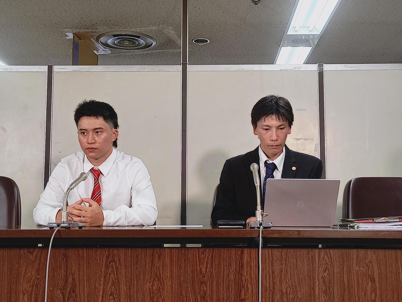 会見した日大アメフトの坂井佑昌選手と代理人の玉井伸弥弁護士
