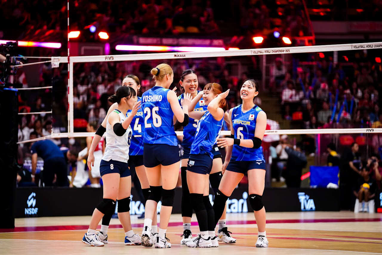 喜ぶ女子日本代表（C）FIVB　　　　　　　　　　