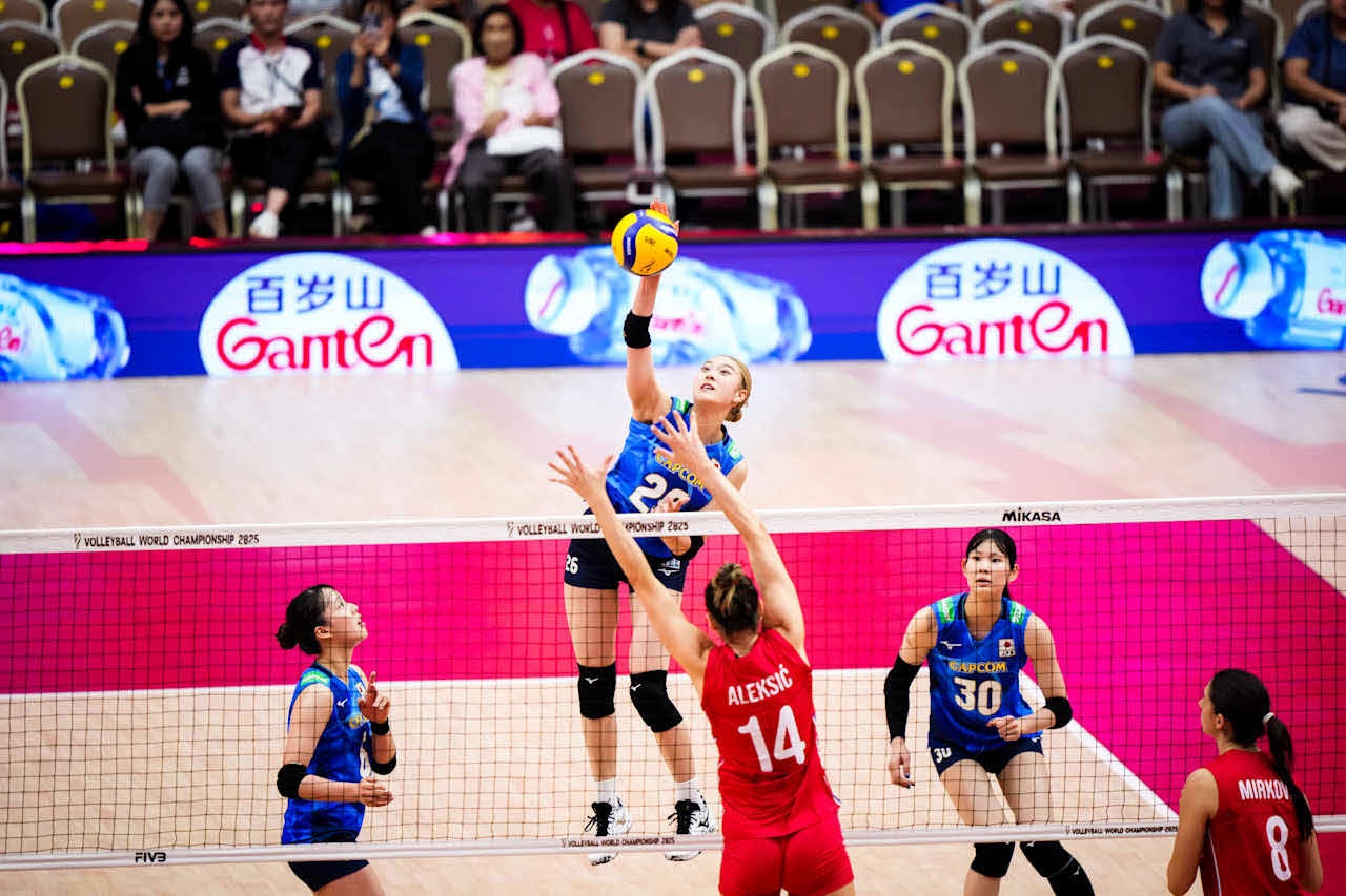 スパイクを打つ佐藤淑乃（C）FIVB　　　　　　　　　　