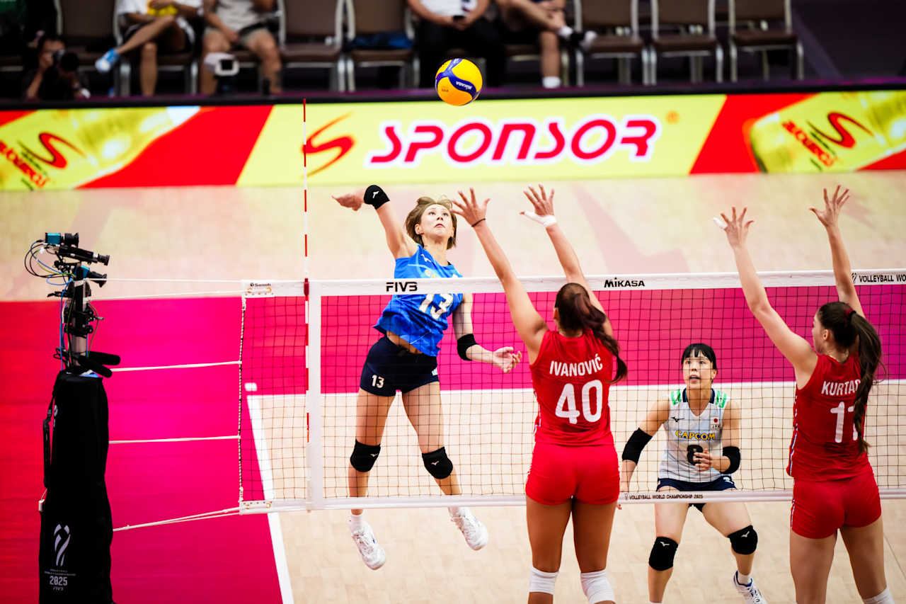 スパイクを打つ和田由紀子（C）FIVB　　　　　　　　　　