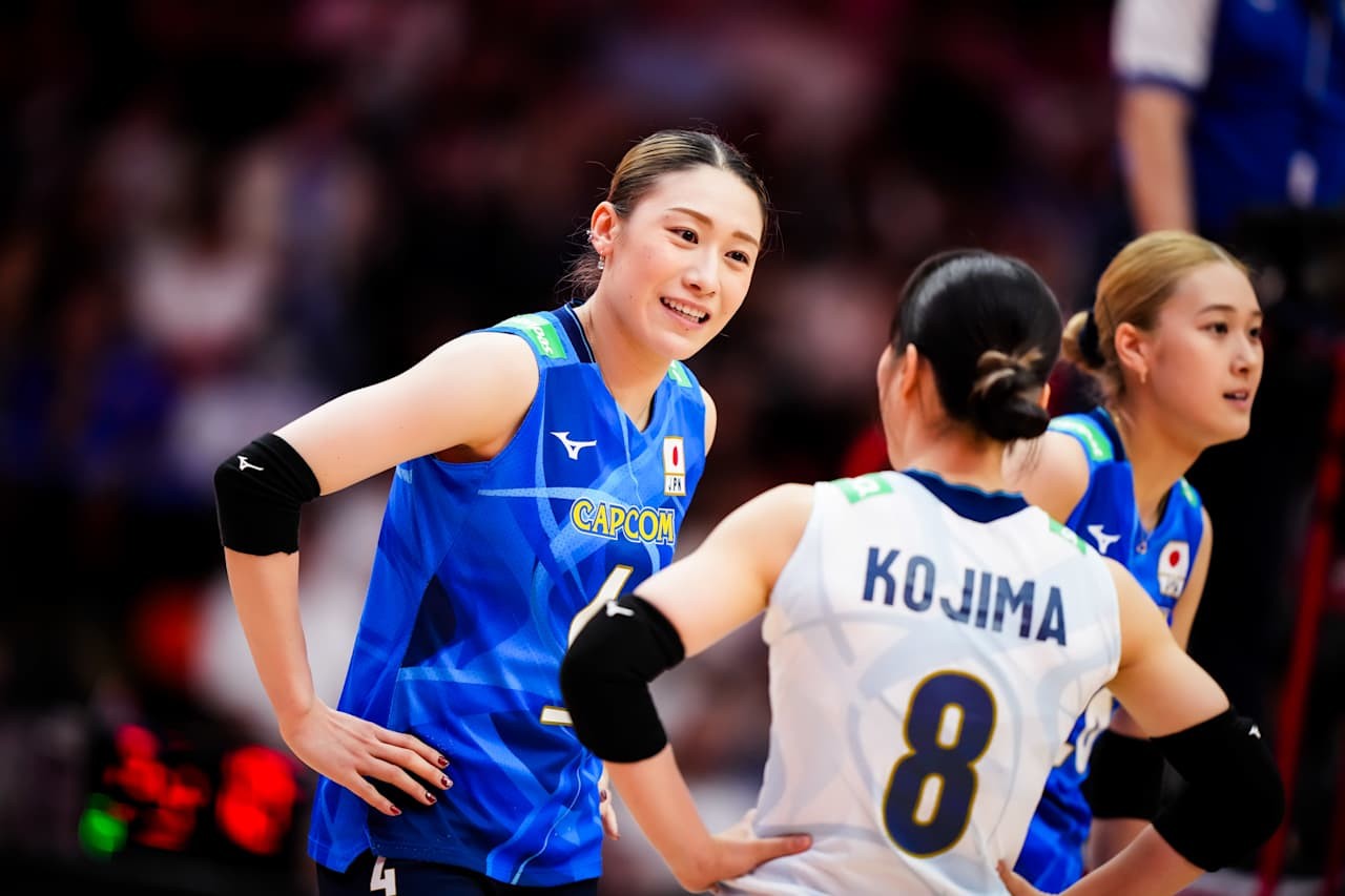 小島満菜美（右）と話す石川真佑（C）FIVB　　　　　　　　　　