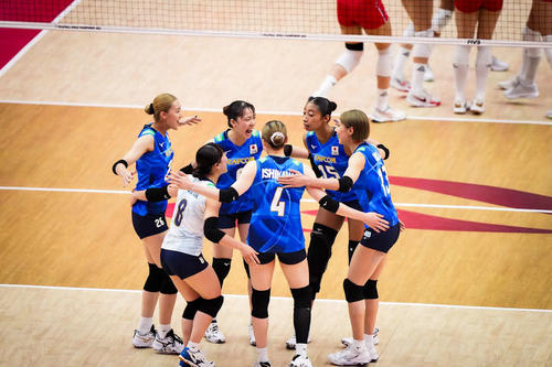 円陣を組む女子日本代表（C）FIVB　　　　　　　　　　