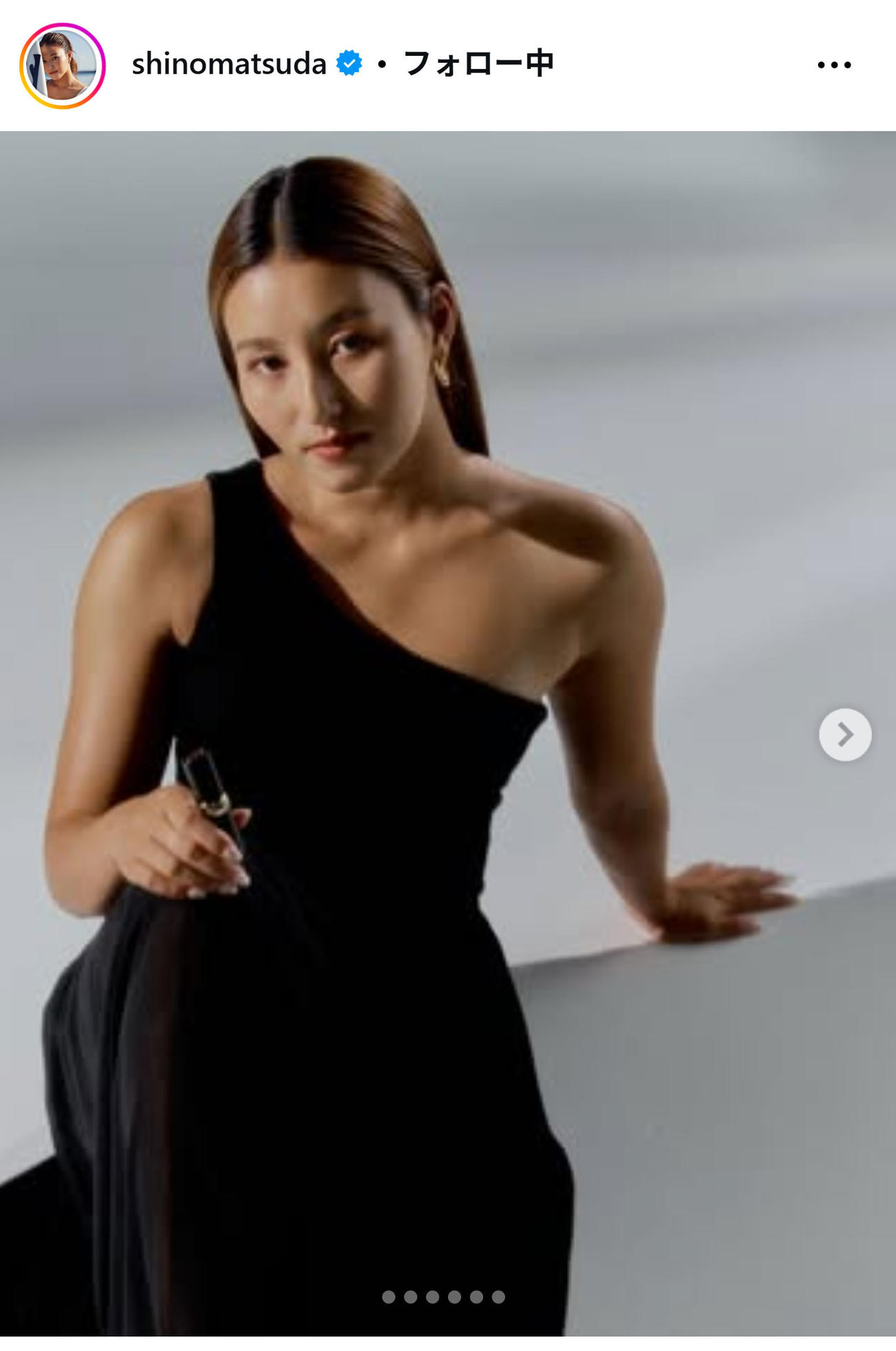 ワンショルダーのドレス姿の松田詩野（インスタグラムから）