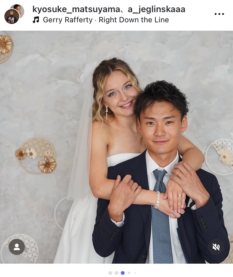 インスタグラムでアレクサンドラ・ヤレツカとの結婚を発表した松山恭助（画像はスクリーンショット）