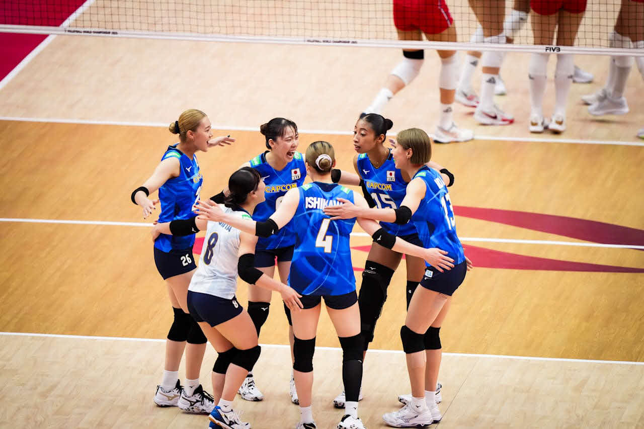 円陣を組む女子日本代表（C）FIVB　　　　　　　　　　