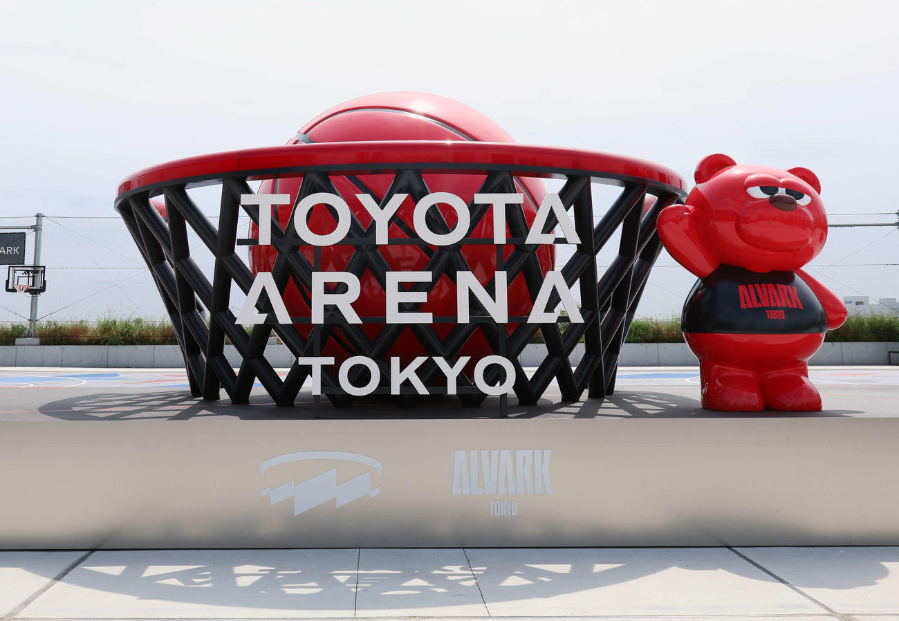 トヨタアリーナ東京メディア向け先行内覧会　アリーナの入り口付近に設置されたトヨタアリーナ東京シンボルモニュメント（撮影・山本朝陽）