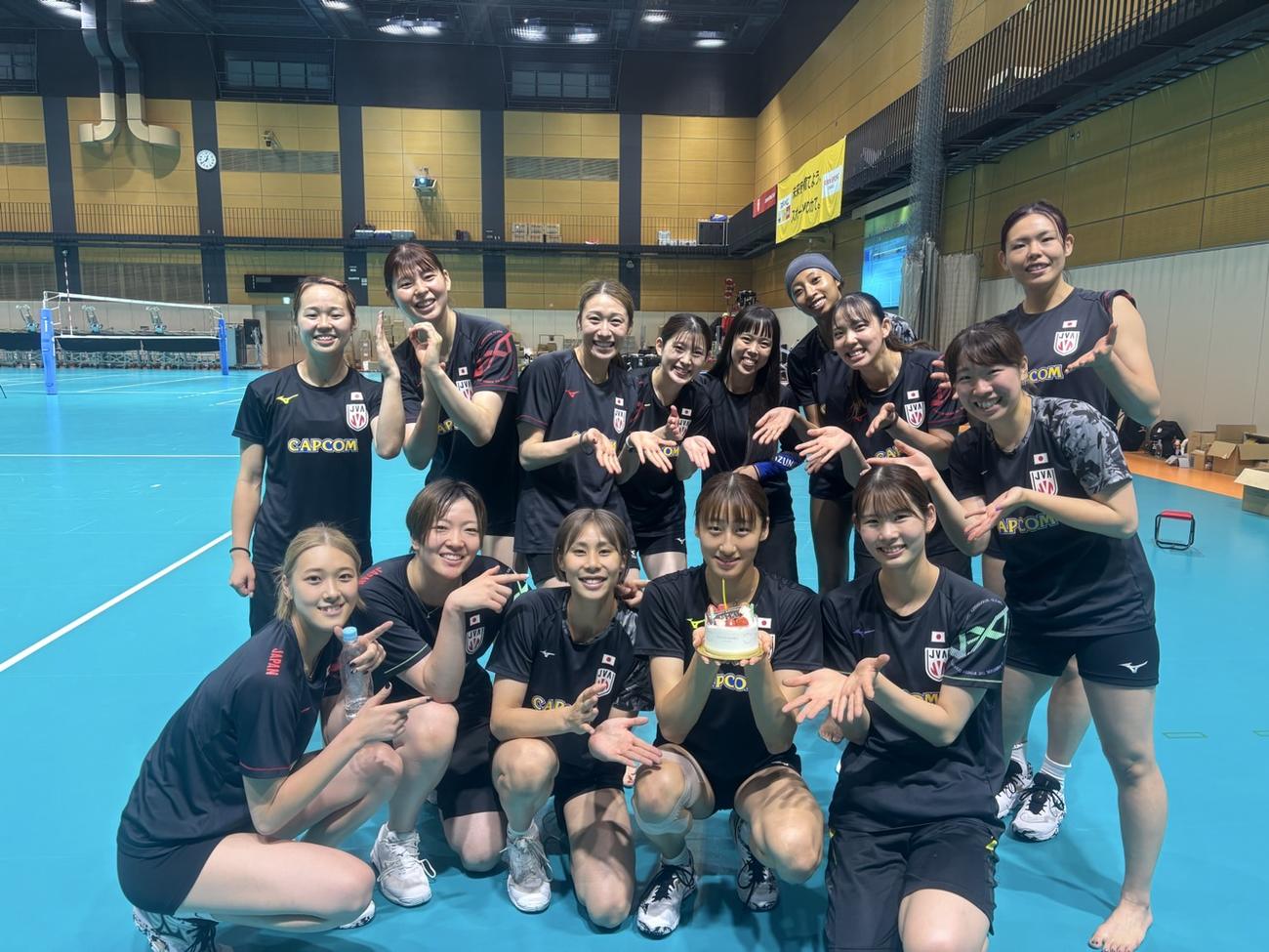 秋本（下段左から4人目）の誕生日を祝う女子日本代表（C）JVA