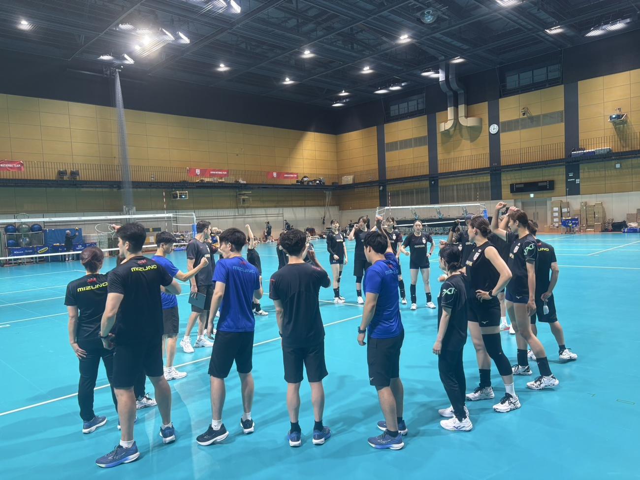 円陣を組む女子日本代表（C）JVA