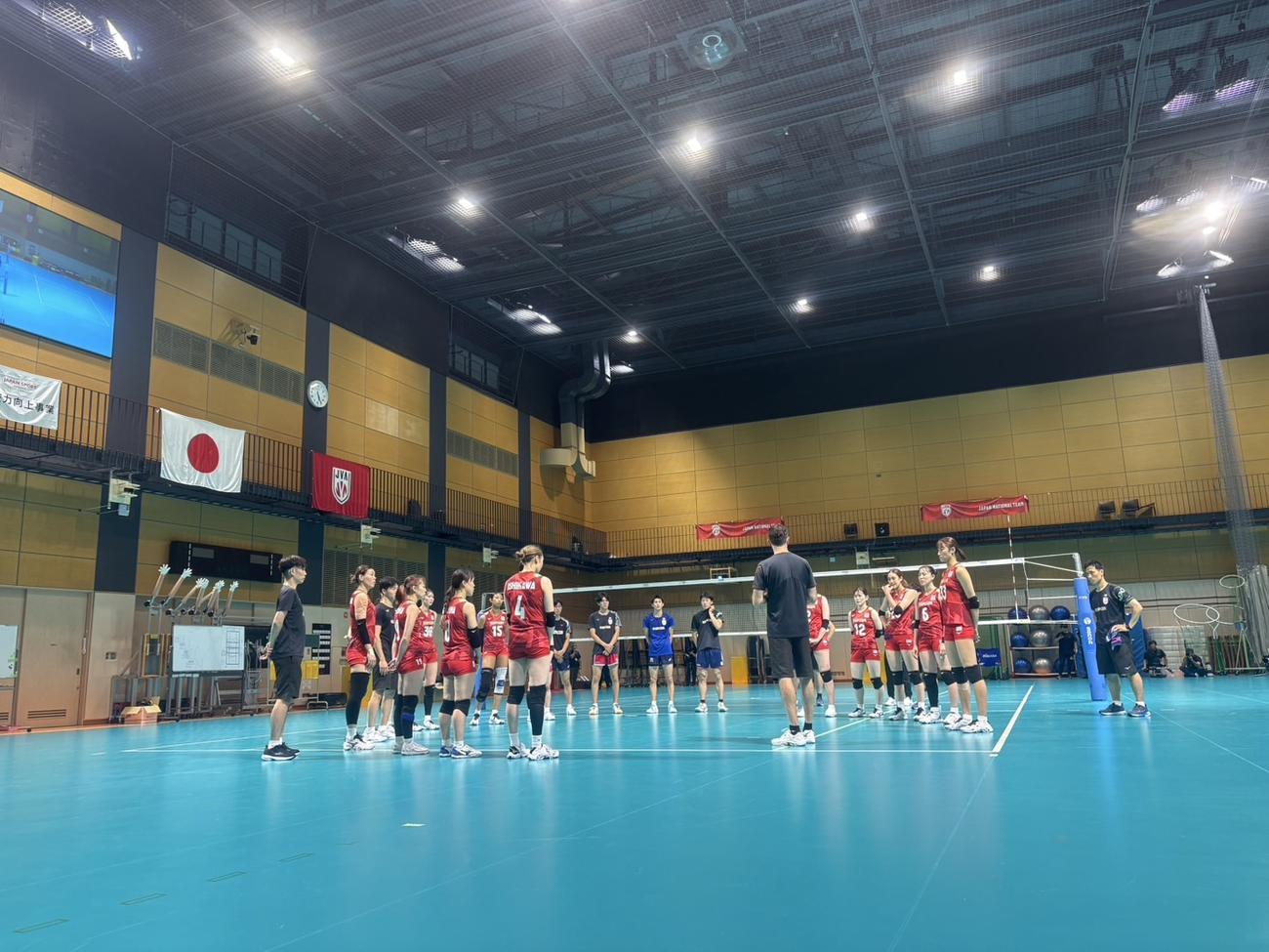 アクバシュ監督の指示を聞く女子日本代表（C）JVA
