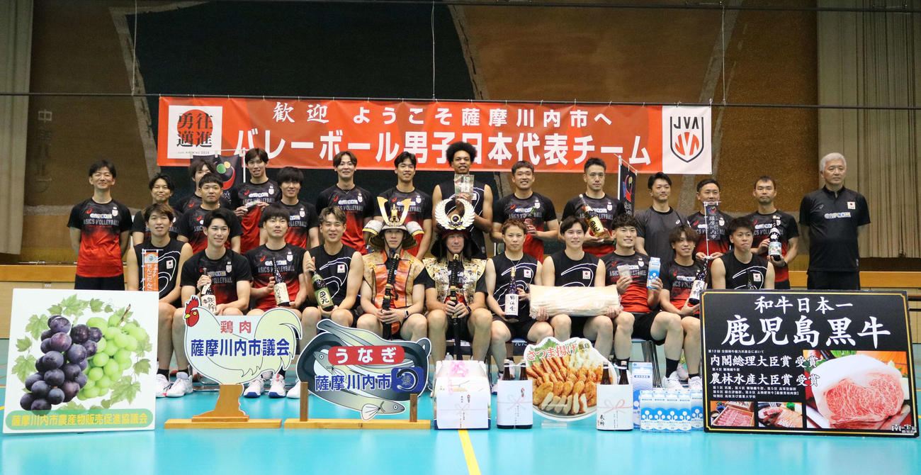歓迎式典で写真に納まる男子日本代表（C）JVA