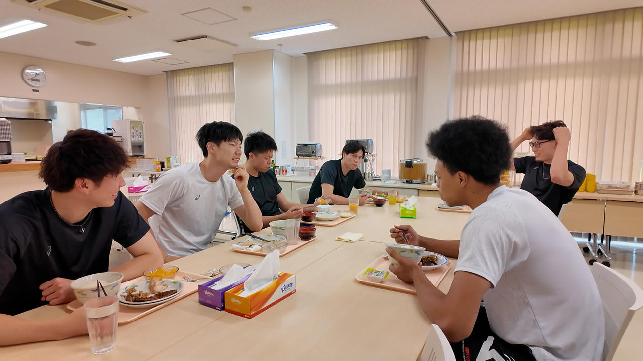 合宿での食事風景（C）JVA