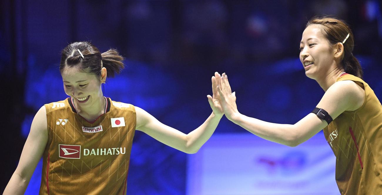 女子ダブルス3回戦で勝利した志田（左）、松山組（共同）
