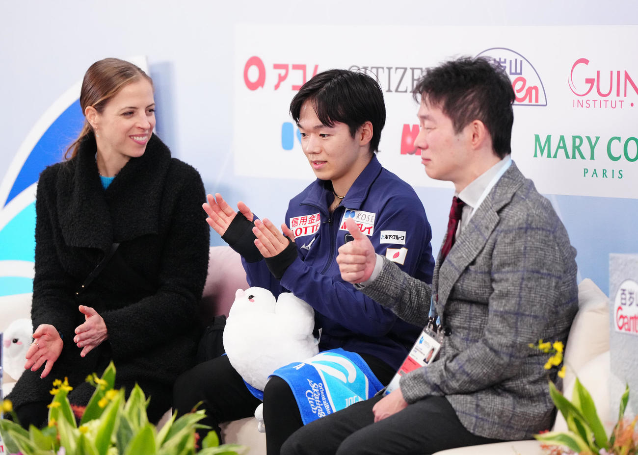 キス・アンド・クライで拍手する鍵山優真（中央）。右は父正和コーチ、左はコーチのカロリナ・コストナー（2023年12月7日撮影）