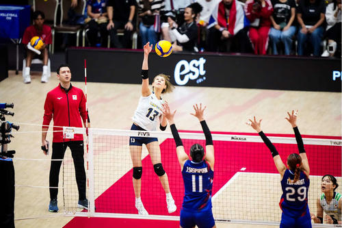 スパイクを打つ和田由紀子（C）FIVB　　　　　　　　　　