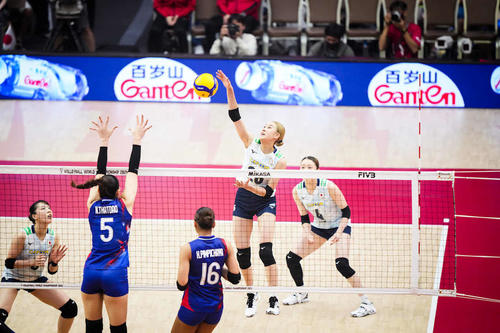 スパイクを打つ佐藤淑乃（C）FIVB　　　　　　　　　　
