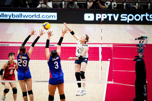 スパイクを打つ石川真佑（C）FIVB　　　　　　　　　　