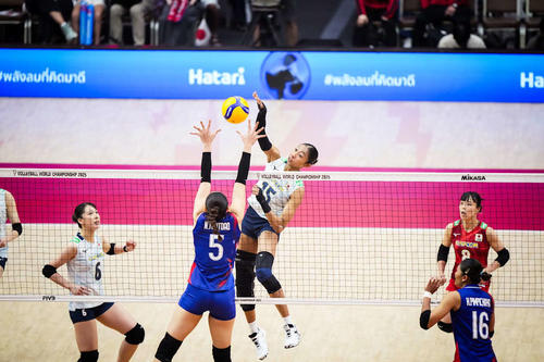 スパイクを打つ宮部藍梨（C）FIVB　　　　　　　　　　