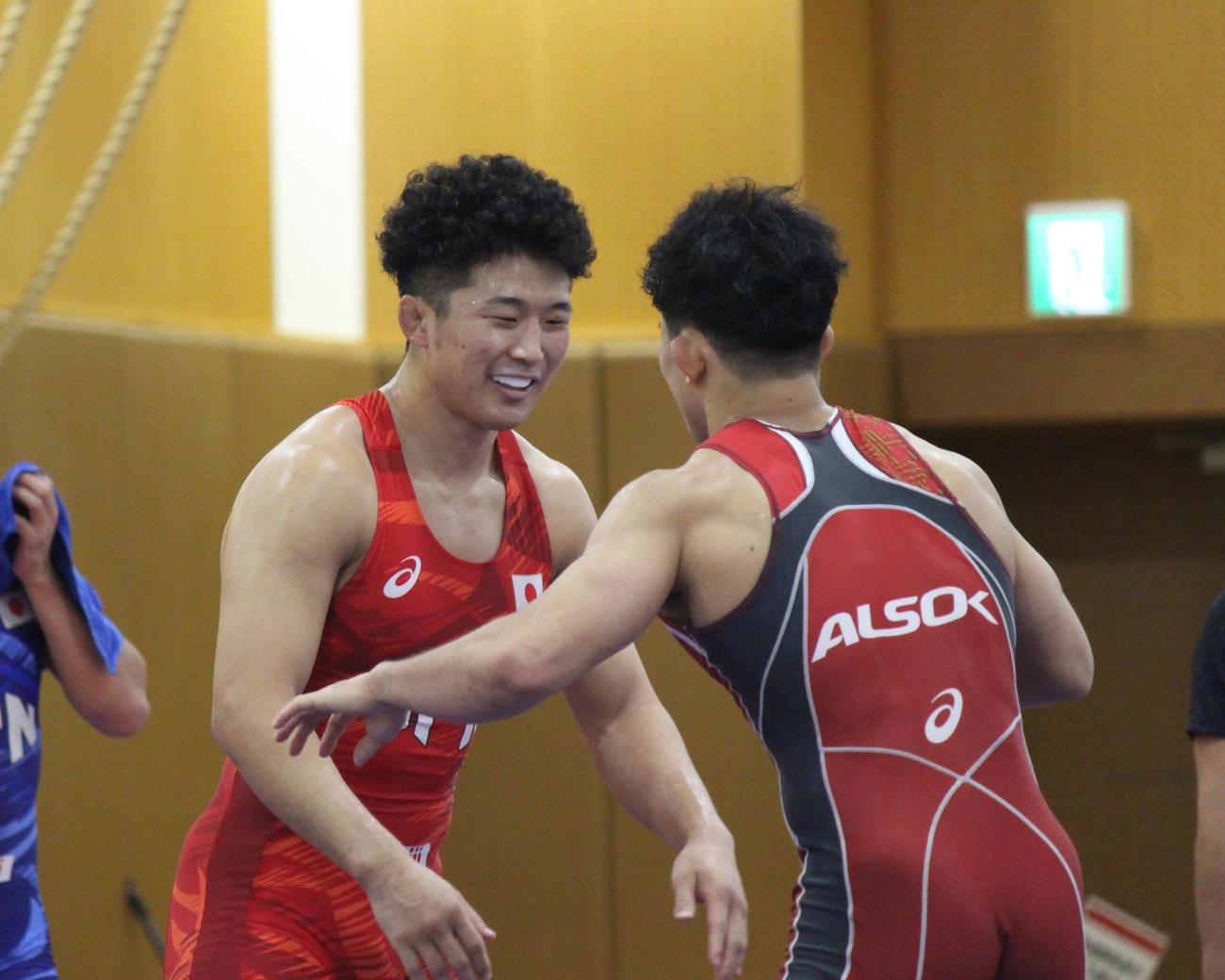 曽我部（右）と組み合い、笑顔を見せる日下（撮影・勝部晃多）