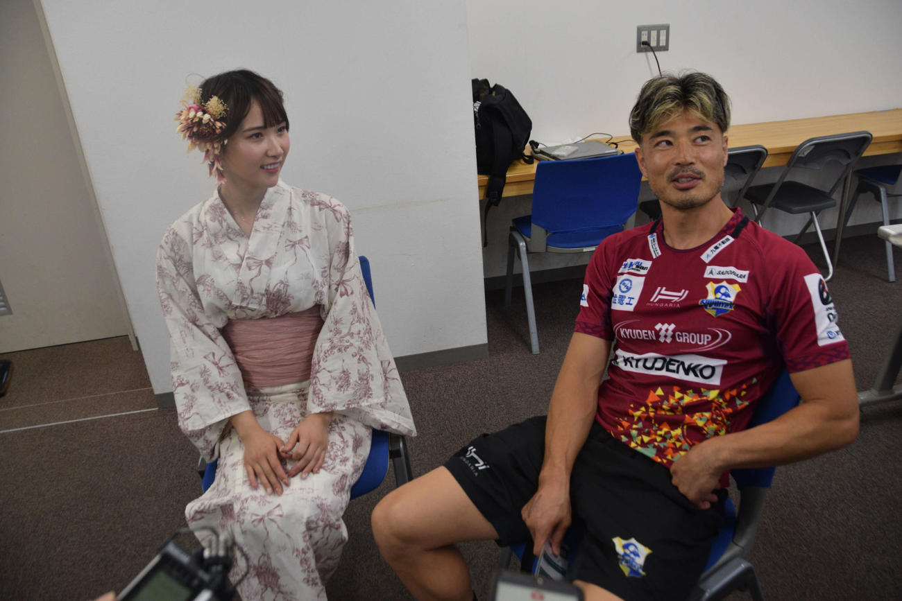 始球式後に取材に応じた山田（右）と姫子（撮影・泉光太郎）