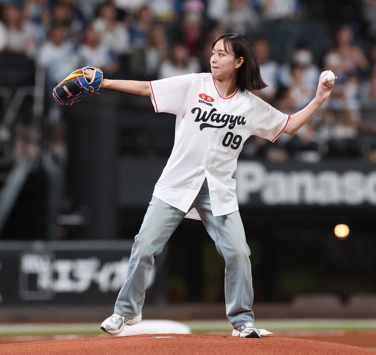 日本ハム対楽天　始球式を務めた石川佳純さん（撮影・黒川智章）