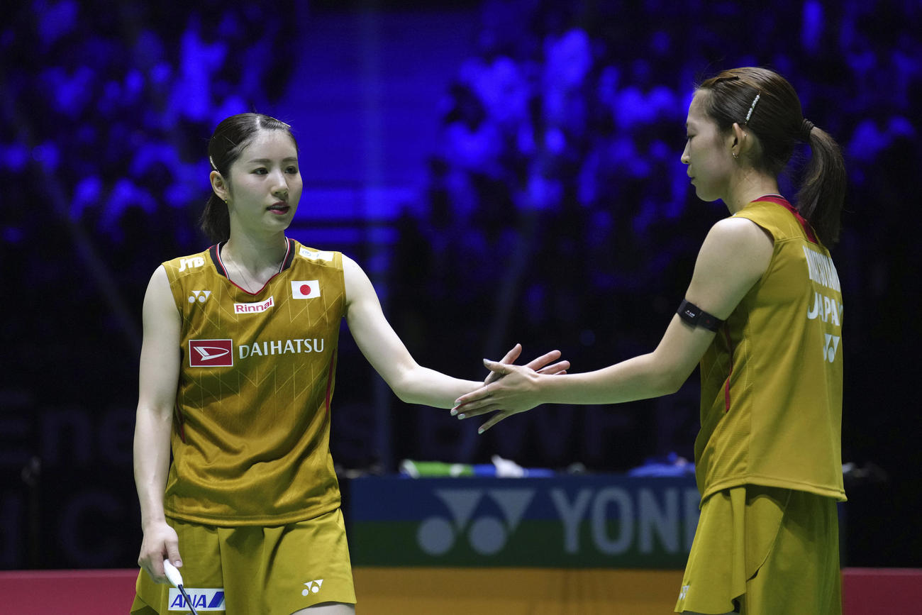 世界選手権女子ダブルス準決勝　得点を喜ぶ志田千陽（左）と松山奈未（ＡＰ）