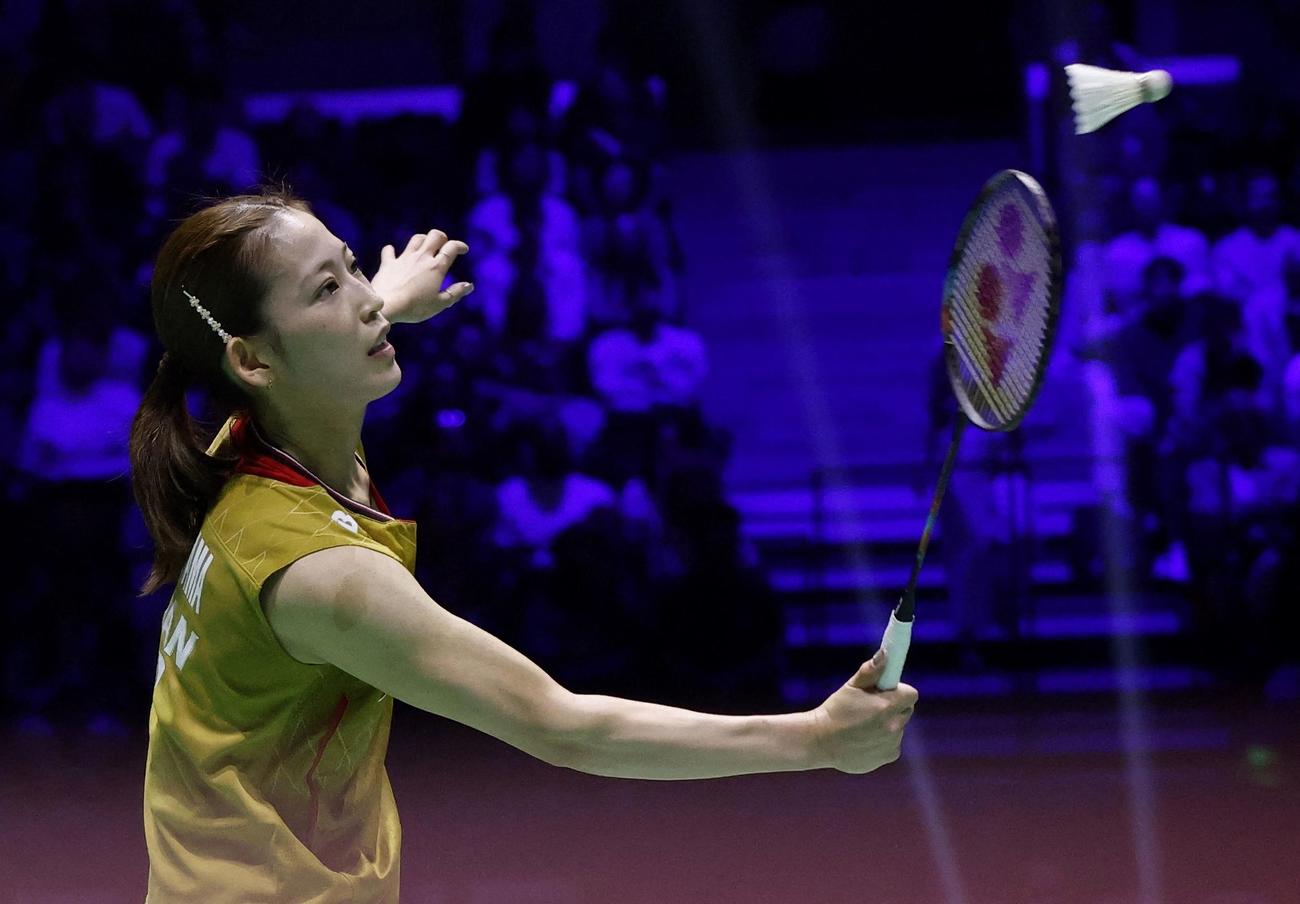 バドミントン世界選手権女子ダブルス準決勝　ショットを放つ松山奈未（ロイター）